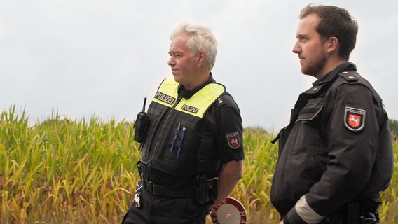Polizei-Hauptkomissar Dirk von Bargen und Polizeikommissar Kevin Bade bei der Kontrolle von Landmaschinen bei Zeven. © NDR 