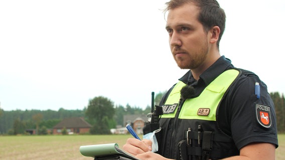 Polizeikommisar Kevin Bade bei der Kontrolle von Landmaschinen bei Zeven. © NDR 