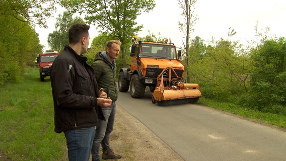 Sven und Henning Heitmann fachsimpeln über Unimog im Unimog-Mekka Fitzen. © NDR 