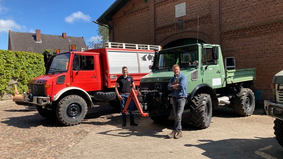 Sven und Henning Heitmann vom Unimogteam Fitzen vor dem Feuerwehrunimog. © NDR 