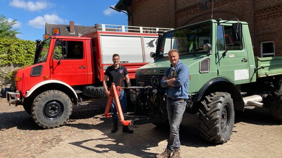 Sven und Henning Heitmann vom Unimogteam Fitzen vor dem Feuerwehrunimog. © NDR 