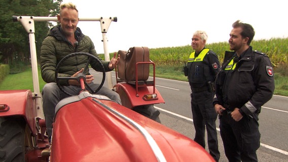 Sven wird von Kevin Bade und Dirk von Bargen kontrolliert. © NDR 