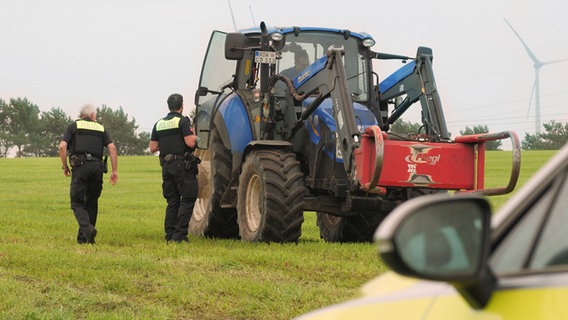 Treckerkontrolle durch die Polizei bei Zeven. © NDR 