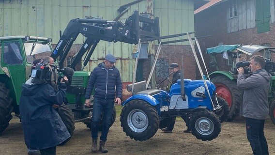 Sven Tietzer und Dr. Trecker begutachten den Achs-Schaden. © NDR 