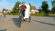 Brötchen werden auf Langeoog mit dem Lastenrad ausgeliefert. © NDR 
