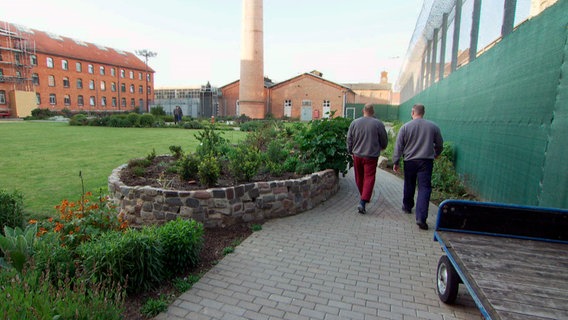 Der Innenhof der JVA ist immer gepflegt, alles wird von den Gefangenen erledigt - natürlich auch die Landschaftspflege. © NDR/01 film TV Medienproduktion 