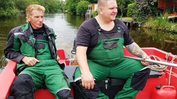 Für seine neue Geschäftsidee auf den Emder Kanälen hat Sebo extra ein Boot gekauft. © NDR/Hoheluft/Svenja Harks 