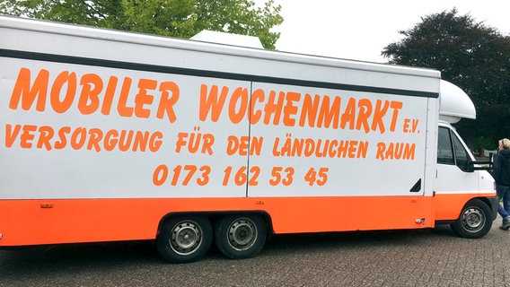 Der mobile Wochenmarkt fährt in Ostfriesland von Dorf zu Dorf. © NDR/video:arthouse/Johann Ahrends 