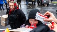 Alte Frau und Kind auf der Straße mit Kartons und Essen © Imago 