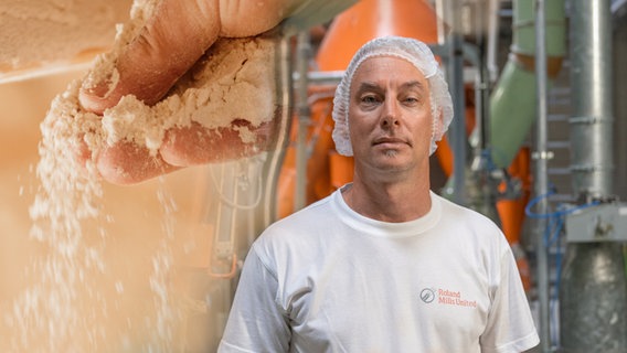 Collage: Andreas Heyl, Betriebsleiter der Bremer Rolandmühle, blickt in die Kamera. Im Hintergrund lässt eine Hand Mehl durch die Finger rieseln. © NDR 