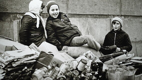 Kinder sitzen in den 1970er-Jahren auf einer Altstoffsammlung in der Güstrower Südstadt. © NDR Foto: Barbara Seemann