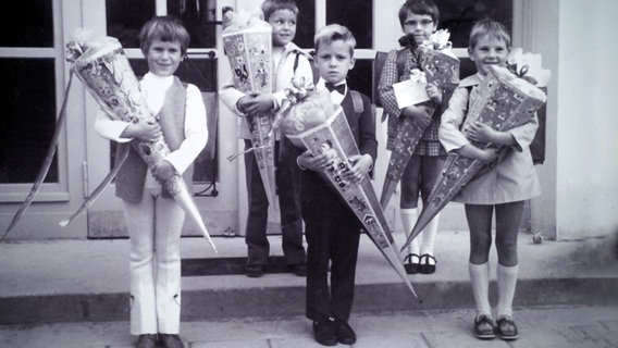 Einschulung an der Ernst-Barlach-Oberschule in der Güstrower Südstadt im September 1971. © NDR Foto: Barbara Seemann