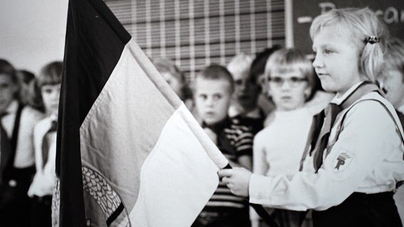 Kinder aus der Ernst-Barlach-Oberschule in Güstrow mit der DDR-Flagge in den 1970er-Jahren © NDR Foto: Barbara Seemann