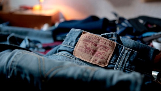 eine Original-Levis, Screenshot aus der Dokumentation "Als die Jeans noch Nietenhose hieß".  