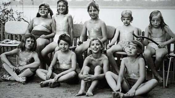 Eine Gruppe als Indianer verkleidete Kinder sitzen an einem See. © NDR Foto: Barbara Seemann