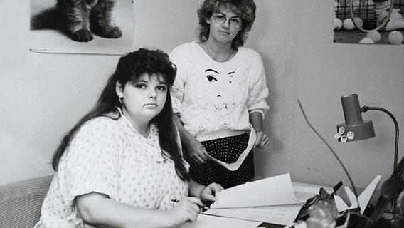 Katrin Bose 1984 mit einer Kollegin bei der Arbeit. © NDR Foto: Barbara Seemann