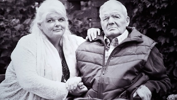 Katrin Bose mit ihrem Vater. © NDR Foto: Barbara Seemann