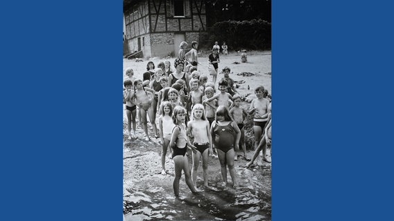 Kinder stehen in den 1970er-Jahren bei einer Klassenfahrt am  Strand. © NDR Foto: Barbara Seemann