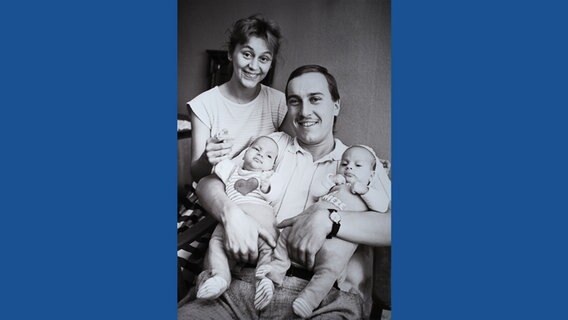 Michael Trost mit seiner Frau und den neugeborenen Zwillingen 1988. © NDR Foto: Barbara Seemann