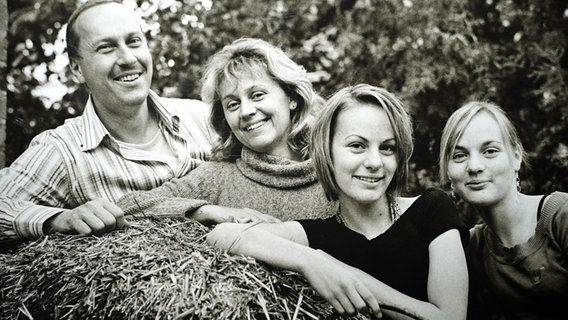 Michael Trost mit Frau und Töchtern © NDR Foto: Barbara Seemann