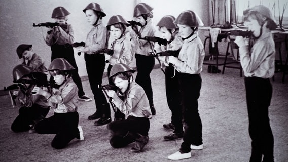 Kinder führen in den 70er-Jahren in einer Schule der DDR einen "Soldatentanz" auf. © NDR Foto: Barbara Seemann