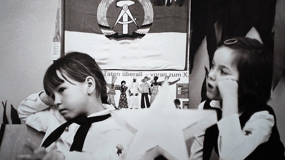 Zwei Kinder der Ernst-Barlach-Oberschule in Güstrow während des Schulunterrichts in den 1970er-Jahren. © NDR Foto: Barbara Seemann