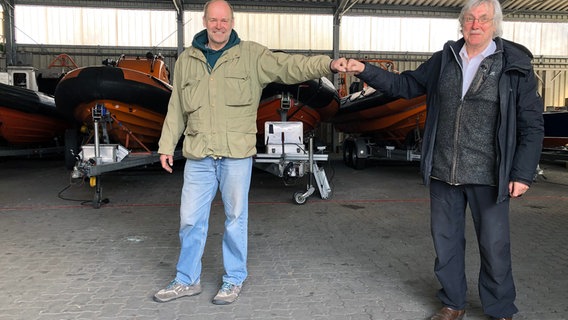 Treffen im Aktionsmittel-Lager: Thomas Henningsen (li.) und Harald Zindler (re.) haben für Greenpeace bei zahlreichen Aktionen im Schlauchboot gesessen. © NDR/Vincent Productions/Sebastian Bellwinkel 