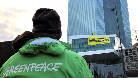 Hautnah dabei: Greenpeace-Aktivisten protestieren auf dem Dach gegen die "klimaschädliche" Finanzpolitik der Europäischen Zentralbank © NDR/Vincent Productions/Sebastian Bellwinkel 