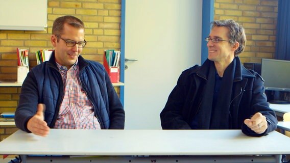 Kai Finck (l.) und Martin Hagen (r.) in ihrem alten Klassenzimmer © NDR/Lonamedia/Julia Zinke 