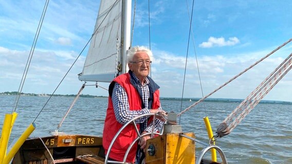 Den größten Binnensegler Deutschlands, die "Vaterland", haben Heinrich Langhorst und sein Vater 1960 am Dümmer gebaut. Das 15 Meter lange Segelboot haben die beiden Tischler unter einer großen Esche im Hof gebaut. Der Baum wurde als Flaschenzugaufhängung genutzt, um das große Schiff zu drehen. Den größten Binnensegler Deutschlands, die "Vaterland", haben Heinrich Langhorst und sein Vater 1960 am Dümmer gebaut. Das 15 Meter lange Segelboot haben die beiden Tischler unter einer großen Esche im Hof gebaut. Der Baum wurde als Flaschenzugaufhängung genutzt, um das große Schiff zu drehen. © NDR/Katrin Heineking