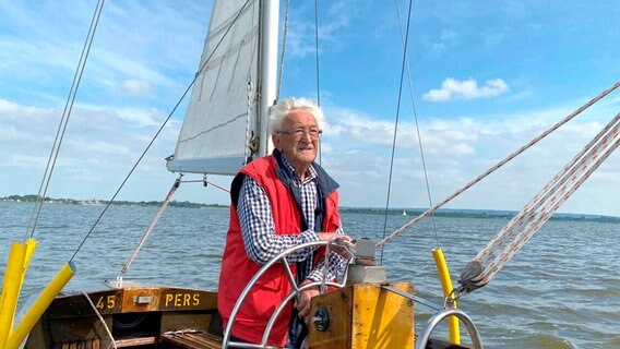 Den größten Binnensegler Deutschlands, die "Vaterland", haben Heinrich Langhorst und sein Vater 1960 am Dümmer gebaut. Das 15 Meter lange Segelboot haben die beiden Tischler unter einer großen Esche im Hof gebaut. Der Baum wurde als Flaschenzugaufhängung genutzt, um das große Schiff zu drehen. © NDR/Katrin Heineking 