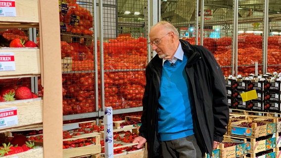 Knapp 40 Jahre brachte Fruchthändler Claus Ropers Erdbeeren, Kirschen und Äpfel nachts aus dem Alten Land zum Großmarkt nach Hamburg. Seine Frau verkaufte die frische Ware dort. Knapp 40 Jahre brachte Fruchthändler Claus Ropers Erdbeeren, Kirschen und Äpfel nachts aus dem Alten Land zum Großmarkt nach Hamburg. Seine Frau verkaufte die frische Ware dort. © NDR/Katrin Heineking
