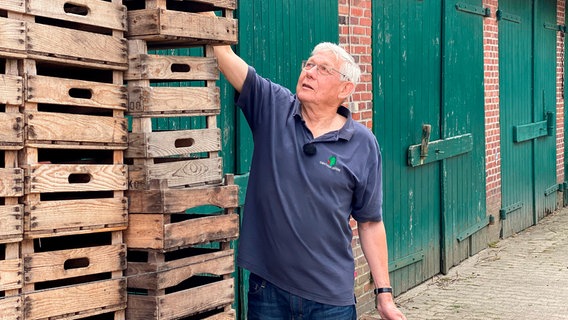Gerd Lefers erinnert sich, wie er früher die vollen Kisten mit Kirschen auf die Lastwagen hievte. Der Fahrer brachte das Obst dann zum Großmarkt nach Hamburg. Gerd Lefers erinnert sich, wie er früher die vollen Kisten mit Kirschen auf die Lastwagen hievte. Der Fahrer brachte das Obst dann zum Großmarkt nach Hamburg. © NDR/Katrin Heineking