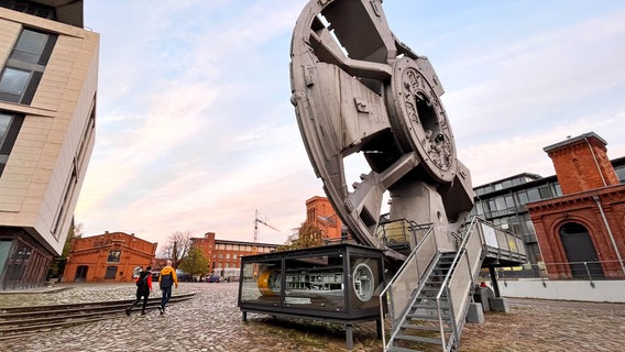 Das Schneiderad der Tunnelbohrmaschine T.R.U.D.E. kann man noch heute vor dem Museum der Arbeit bestaunen. © NDR/jumpmedientv / Ulf Thomas 
