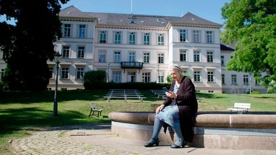 Helga Schubert vor der Helios Klinik in Schwerin, wo sie zu Verbrechen der NS-Zeit recherchiert hat. Helga Schubert vor der Helios Klinik in Schwerin, wo sie zu Verbrechen der NS-Zeit recherchiert hat. © NDR/RABAUKE Filmproduktion