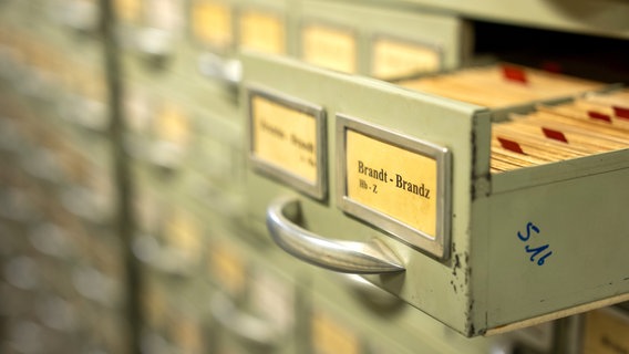 Die Daten von Millionen deutscher Soldaten lagern im Archiv des Volksbundes deutscher Kriegsgräberfürsorge in Kassel. © NDR 