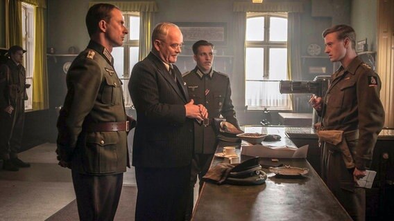 Die Hamburger Unterhändler (Schäfer gesp. von Götz Burger und Burchard gesp. von Nico König) verhandeln mit Captain Thomas Lindsay (re), gespielt von Eric Bouwer, über die Verschonung des Harburger Reservelazaretts von weiteren Angriffen der britischen Artillerie. © NDR/jumpmedientv GmbH 