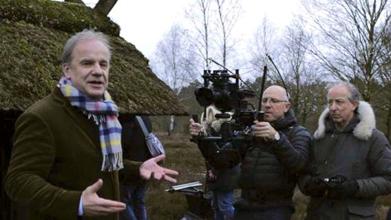 Dreh der Moderationen an Originalschauplätzen in der Lüneburger Heide. Erzähler Hubertus Meyer-Burckhardt, Kameramann Jürgen Staiger und Autor Jobst Thomas. © NDR/jumpmedientv GmbH 