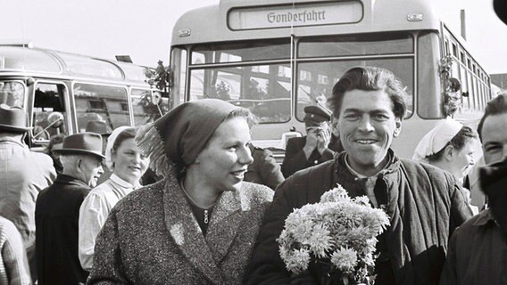 Oktober 1955, Fritz Siegmann wird von Verwandten abgeholt. © NDR/ECO Media 