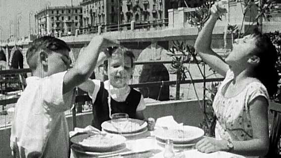 Wie man Nudeln unfallfrei in den Mund bekommt, das war den ersten Italien-Urlaubern in den 50er Jahren oft noch ein Rätsel. © NDR 