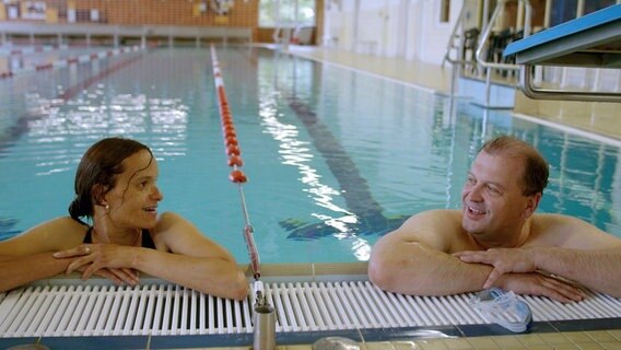 Jeanette Venohr und Peter Zielke. Das Schwimmen war ihre große Leidenschaft bis die DDR die Träume der beiden zerriss. © NDR/AP Populärfilm 