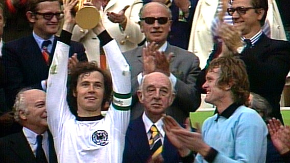Franz Beckenbauer, Kapitän der Nationalmannschaft, am 7. Juli 1974 mit dem WM-Pokal. © NDR 