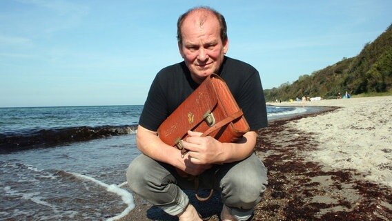 Peter Wawerzinek ist Schriftsteller. Er wuchs in Kinderheimen an der Ostsee auf. Seinen alten Schulranzen samt Heften hebt er als Erinnerung an die Kindheit auf. Peter Wawerzinek ist Schriftsteller. Er wuchs in Kinderheimen an der Ostsee auf. Seinen alten Schulranzen samt Heften hebt er als Erinnerung an die Kindheit auf. © NDR/AP Populärfilm/Matthias Schümann