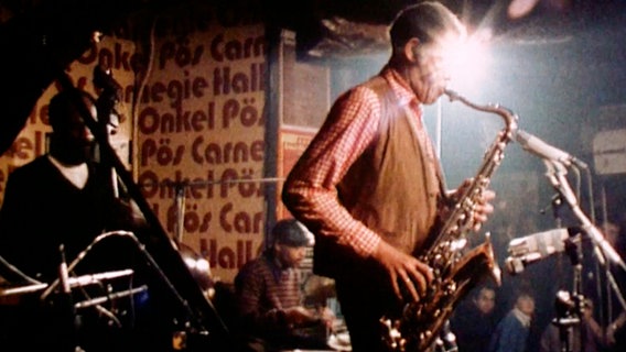 Der us-amerikanische Saxophonist Dexter Gordon gehört zu den weltbekannten Größen des Jazz, die im Hamburger Onkel Pö spielten. © NDR/FS-Archiv 