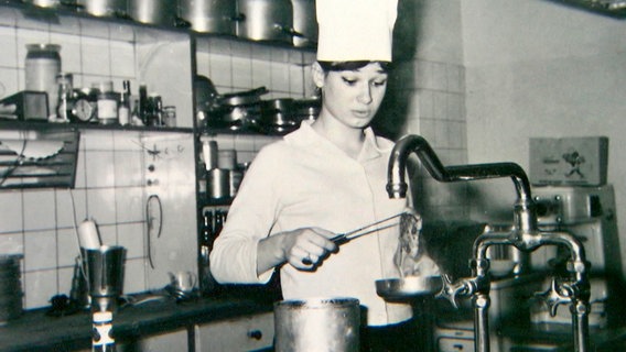 Marion Kiesewetter kochte früh selbst und machte später als Fernsehköchin und Kochbuchautorin ihre Leidenschaft zum Beruf. © NDR/privat, honorarfrei 