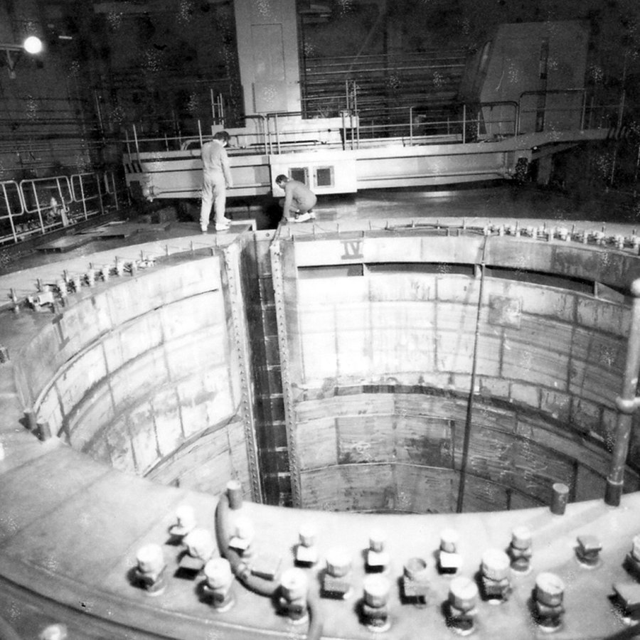 Blick in einen geöffneten Reaktor. Die Druckgefäße waren die äußere Sicherheitsbarriere. Ihnen galt immer besondere Aufmerksamkeit. © NDR/Populärfilm/BStU Außenstelle Rostock 