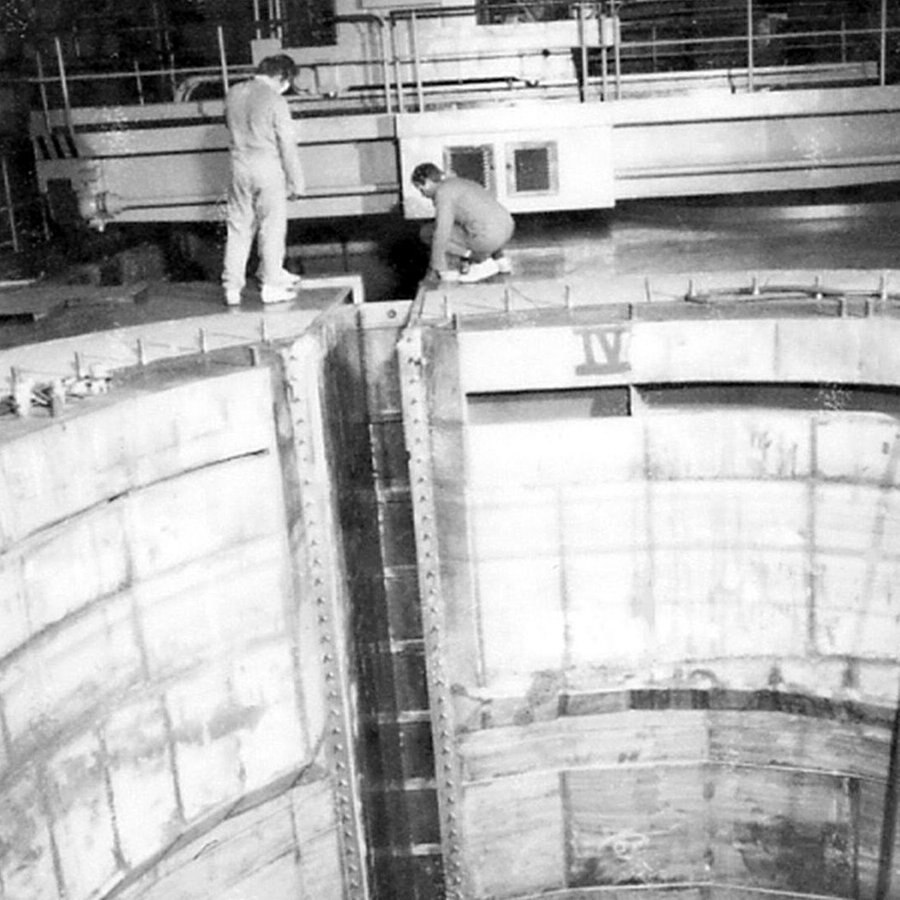 Blick in einen geöffneten Reaktor. Die Druckgefäße waren die äußere Sicherheitsbarriere. Ihnen galt immer besondere Aufmerksamkeit. Blick in einen geöffneten Reaktor. Die Druckgefäße waren die äußere Sicherheitsbarriere. Ihnen galt immer besondere Aufmerksamkeit. © NDR/Populärfilm/BStU Außenstelle Rostock