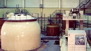 Historische Aufnahme vom oberen Teil eines Reaktordruckgefäßes im KKW "Bruno Leuschner" in Lubmin. Insgesamt waren dort acht Blöcke geplant. © NDR/Populärfilm/BStU Außenstelle Rostock/DEWAG 