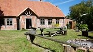 Ein altes Bauerhaus am Ortsrand von Mestlin. © NDR/nonfictionplanet/Till Lehmann 