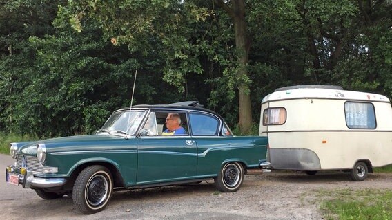 Klassiker: Der Borgward Arabella zieht den Eriba Puck von 1964. © NDR/Lona Media GbR 